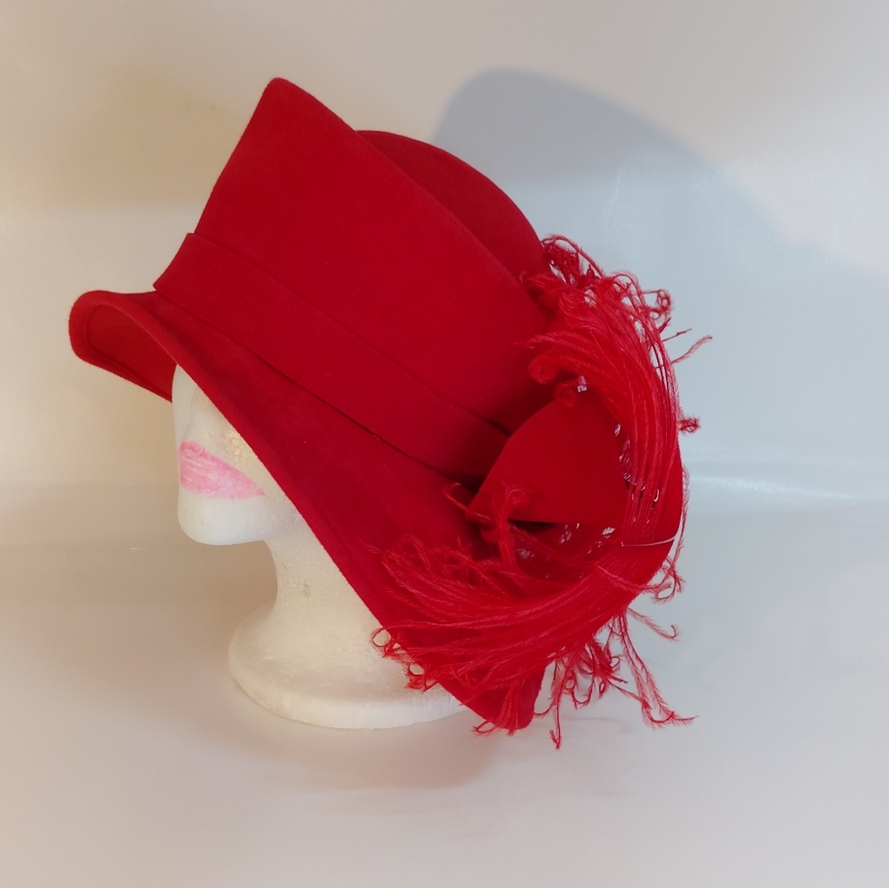 Elegant Red Wide-Brim Felt Hat with Feather Accent - Picture 3 of 12